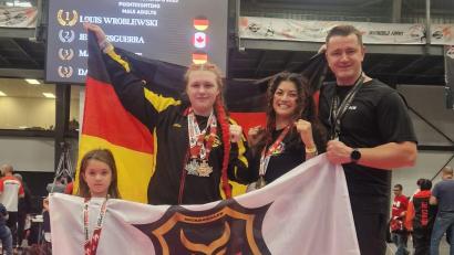 Bild: exb
Die erfolgreichen Amberger Kämpferinnen Mila Wurster, Laura Paßler und Jenny Wurster mit Trainer Erich Aul (von links).