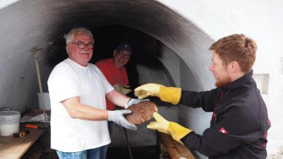 Archivbild: krb
Der alte Backofen in Neustadt/WN wird zum letzten Mal in diesem Jahr auf Temperatur gebracht.