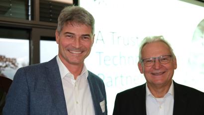 Bild: Hirsch
Cluster-Sprecher Professor Stefan Hierl (links) und Novanta-Standortleiter Martin Hartmann (rechts) leiteten die Oberpfälzer Ringvorlesung zum zehnjährigen Bestehen des OTH-Verbundes.