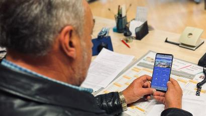 Bild: Marina Daubenmerkl, Gemeinde Waldthurn
Bürgermeister Josef Beimler begutachtet den Startbildschirm der neuen Bürger-App.