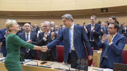 Bild: Peter Kneffel/dpa
Katharina Schulze, Fraktionsvorsitzende Bündnis 90/Die Grünen im bayerischen Landtag, gratuliert Markus Söder (CSU), während der Sondersitzung des bayerischen Landtags, zu dessen Wiederwahl zum bayerischen Ministerpräsidenten.