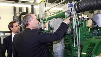 Bild: OTH Amberg-Weiden
Staatsminister Aiwanger stellt Fragen zu Funktionsweise und Umrüstung des Blockheizkraftwerks.
