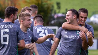 Bild: Guenter Uschold
Manuel Löffelmann (rechts) feiert mit Arthur Kerbel (Zweiter von rechts) einen von dessen beiden Treffern. Der FC OVI/Teunz ließ gegen Detag Wernberg nichts anbrennen.