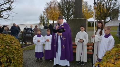 Bild: jr
Viele Gläubige nahmen an Allerheiligen an den Feierlichkeiten in der Pfarrei Leonberg teil. Im Bild Pfarrer Oliver Pollinger beim Besten vor dem Friedhofskreuz.