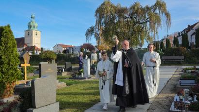 Bild: Wolfgang Steinbacher
Pfarrer Josef Irlbacher segnet auf dem Dreifaltigkeitsfriedhof in Amberg an Allerheiligen die Gräber.