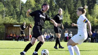 Archivbild: Hubert Ziegler
Der TSV Theuern gastiert in der Frauenfußball-Bayernliga beim TSV Schwaben Augsburg. Anna Kreißl (links, Szene aus der Partie gegen Greuther Fürth) fällt verletzt aus.
