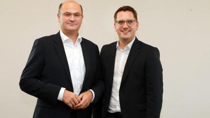 Bild: Gerhard Götz
CSU-Bezirksvorsitzender und Finanzminister Albert Füracker gratuliert dem Europaabgeordneten Christian Doleschal zu seiner einstimmigen Nominierung.