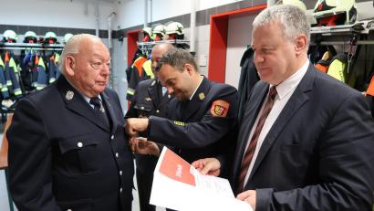 Bild: rab
Kreisbrandinspektor Michael Iberer (Mitte) heftete Günther Ernst die hohe Auszeichnung an die Uniform, während Landrat Richard Reisinger die Urkunde des Landesfeuerwehrverbandes vorliest.