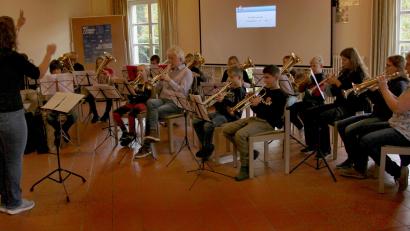Bild: ds
14 überwiegend jugendliche Bläserinnen und Bläser beteiligten sich am Brass Day im evangelischen Gemeindehaus in Etzelwang.