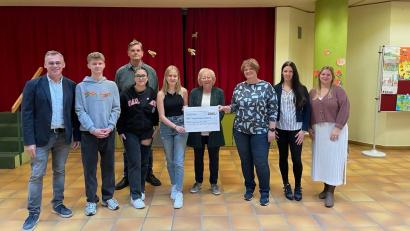 Bild: pad
Bei der Spendenübergabe: (von rechts) Eva Fischer (Jugendsozialarbeiterin), Birgit Brüchner (Vertrauenslehrkraft), Andrea Graf, Marianne Gutwein (beide SkF), Joey Rex (Schülersprecherin), Jana Wiegel (Schülersprecherin), hinten Johannes Mühldorfer (Vertrauenslehrkraft), Justin Hammerschmidt (Schülersprecher) und Rektor Peter Danninger.
