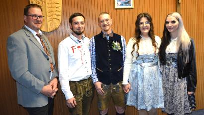 Bild: jr
Den Bund der Ehe schlossen im Pechbrunner Rathaus Katharina Schröpf (Zweite von rechts) und Nico Kühnel (Mitte). Mit dabei waren Trauzeugin Jessica Fischer (rechts), Trauzeuge Marco Rummel (Zweiter von links) und Bürgermeister Stephan Schübel.