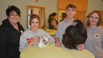 Bild: jr
Vorsitzende Heike Suchanek (links) und Ausstellungsleiterin Hanna Mai (rechts) freuten sich, dass auch der Nachwuchs bei der Waldsassener Lokalschau wieder mit dabei war – wie hier Amelie Rahn mit ihrem „Löwenköpfchen“-Kaninchen und Yannik Walenta mit seinem „Orpington“-Huhn.