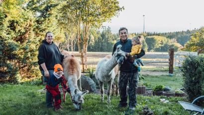 Bild: Susanne Forster
Franziska Völkl, Tochter Emma, ihr Mann Giovanni Alegre und Sohn Jakob. Die Familie hat sich mit ihren Lamas am Ahornberg einen Lebenstraum verwirklicht.