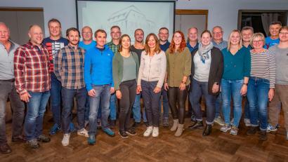 Bild: Rösch/exb
Wolfgang Kühn (links) kandidierte nicht mehr als Vorsitzender des WSV Nabburg. Das Bild zeigt das neue Vorstandsteam mit (von links) Marcus Walter, Gerhard Bauer, Markus Spörl, Jürgen Paa, Andreas Hammerl, Helmut Gassner, Stephanie Knechtel, Konrad Kraus, Evelyne Spichtinger, Stefan Adamietz, Daniela Lottner, Peter Obermeier, Pia Obermeier, Uli Herbst, Simone Obermeier, Ludwig Kristel, Anita Obermeier, Armin Rösch und Sebastian Schwanold