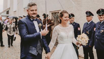 Bild: Lena Härtl Fotografie
Johannes und Barbara Blaschke trotzen dem Wetter und haben nun geheiratet.