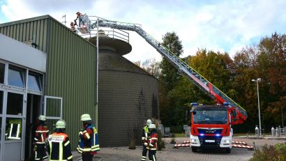 Bild: jr
Mit einer Einsatzübung in der Mitterteicher Kläranlage endete für 25 Aktive von acht Feuerwehren die Ausbildung zum Truppführer. Im Einsatz war auch die Drehleiter der Feuerwehr Mitterteich, die Gesamtleitung lag bei Kreisbrandmeister Philipp Sölch.