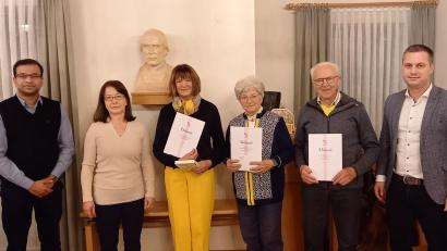 Bild: soj
Präses Pater Anish (von links) und Christine Sollfrank von der KAB-Diözesanleitung sowie Bürgermeister Wolfgang Söllner (rechts) ehrten Gerda Kuhbandner sowie Ilona und Alfred Würstl (Dritte, Vierte und Fünfter von links).