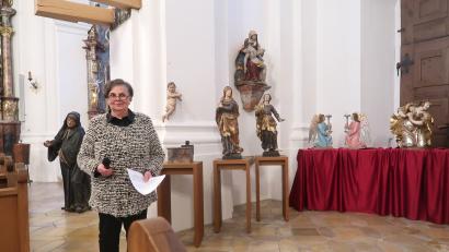 Bild: rha
Gästeführerin Dorothee Schulze Zumhülsen erläutert die ausgestellten Kunstobjekte der Pfarrei Vilseck, die sich normalerweise nicht mehr im Kirchenraum befinden, und fragt, wer Hinweise dazu geben kann.