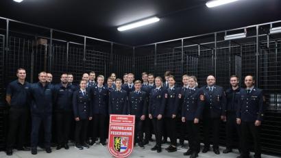 Bild: Tobias Steinhauser/exb
Abschlussbild mit den Teilnehmern sowie den Ausbildern (von links) Christian Kohl, Christian Gleißner, Gerald Freundl und Tobias Steinhauser sowie (von rechts) Ausbildungs-Kreisbrandmeister Christian Sirtl, Jörg Petersohn und Atemschutz-Kreisbandmeister Harald Würner.