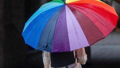 Bild: Peter Kneffel
In der neuen Woche gibt es bei teils stürmischen Windböen immer wieder Regenschauer.