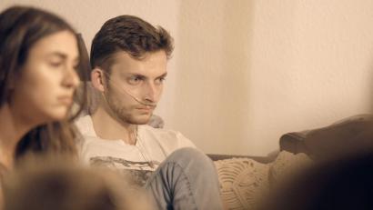 Bild: Siloam Productions/exb
Philipp Mickenbecker hatte auf Youtube Millionen Follower. Bevor er an Krebs starb, wurde er die letzten Monate seines Lebens von einem Kamerateam für ein berührendes Filmprojekt begleitet.