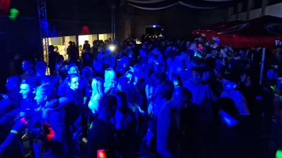 Bild: DJane Tanja 
Bei den 90er-Hits ist das Publikum schnell in Tanzlaune, egal in welchem Alter, wie auf der vergangenen Party 2022 in Pressath in der Stadthalle zu sehen ist.