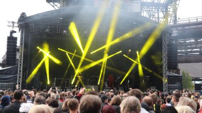 Archivbild: mfh
Die einzigartige Kulisse des Hochofens verleiht jedem Konzert auf dem Maxhütten-Areal eine ganz besondere Note – hier der Auftritt der Band Stahlzeit während des Stahlwerk-Festivals 2022. Zugleich birgt das Gelände für Veranstaltungen dieser Größenordnung Tücken.