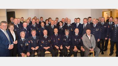 Bild: wel
32 Feuerwehrmänner und -frauen werden für 25, 40 und 50 Jahre Dienst bei der Feuerwehr geehrt. Die Feuerwehrriege und die Bürgermeister gratulieren.
