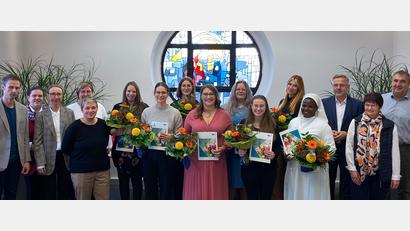 Bild: Kliniken Nordoberpfalz, Michael Reindl/exb
Zwölf Auszubildende der Akademie für Gesundheit New Life haben für ihre Ausbildung den Staatspreis erhalten. Dazu gratulieren auch Vorstand Michael Hoffmann (Dritter von rechts) und Pflegedirektorin Angela Dzyck (Dritte von links).