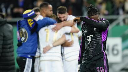 Bild: Uwe Anspach/dpa
Bayern Münchens Mathys Tel (rechts) mochte sich die Saarbrückener Feierlichkeiten gar nicht mehr mit ansehen.