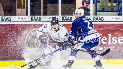 Bild: Tobias Neubert
Am vergangenen Sonntag besiegten die Blue Devils (rechts Daniel Bruch im Zweikampf mit Maximilian Otte) die Passau Black Hawks mit 6:4. An diesem Wochenende bekommen es die Weidener mit Füssen und Memmingen zu tun.