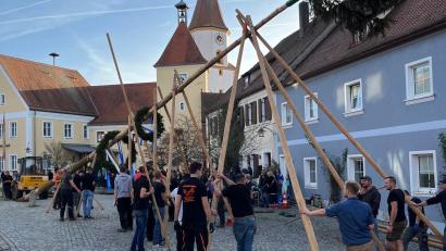 Bild: mh
Der Kirwabaum in Luhe steht. Ein sicheres Zeichen dafür, dass der Trubel bald beginnt. Von 4. bis 6. November geht es rund in Luhe.