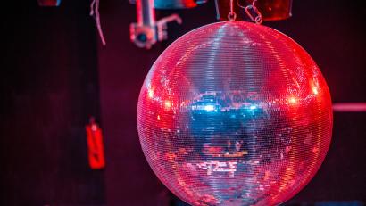 Bild: Jens Büttner/dpa
Die glitzernde Disco-Kugel an der Decke: Ein klassisches Symbol der 90er.