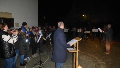 Bild: bk
Heinrich Müller (rechts) führt den Posaunenchor Thansüß durch die musikalische Andacht. Am Pult Lektor Tobias Lindner.
