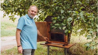 Archivbild: Susanne Forster
Vorsitzender Joachim Pickel am Ausgangspunkt des Bienenlehrpfads bei Eberhardsbühl, den der Bienenzuchtverein Edelsfeld betreut.