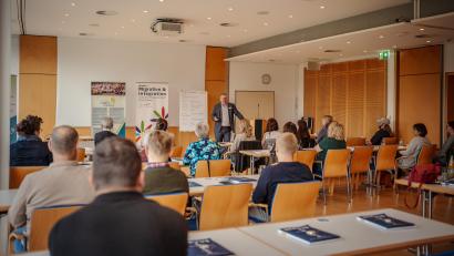 Bild: Michael Golinski/exb
Oberbürgermeister Michael Cerny begrüßte die Teilnehmerinnen und Teilnehmer bei der Veranstaltung "Gesundheitsfürsorge im Ehrenamt".