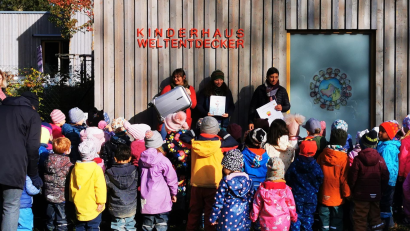 Bild: Kinderhaus Weltentdecker/exb
Das Team des Kinderhauses Weltentdecker und die Kinder freuten sich über das Gütesiegel „Buchkita“.