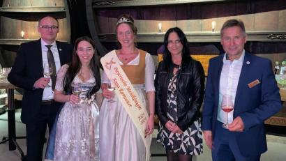 Bild: Bayerischer Müllerbund
Bei der feierlichen Inthronisation gratulierten der Geschäftsführer des Bayerischen Müllerbundes, Josef Rampl (l.), die scheidende Bayerische Mehlkönigin Anna Straubinger, Tanja Matthes und der Präsident des Bayerischen Müllerbundes, Rudolf Sagberger (r.) der neuen Bayerischen Mehlkönigin Anna Ramsauer.