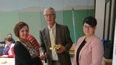 Bild: BBB-Kreis Schwandorf/exb
Kreisvorsitzender Wolfgang Meischner dankt Katrin Wagner vom Bezirk Oberpfalz und Sibylle Malich von der Stadt Amberg für ihre Informationen.