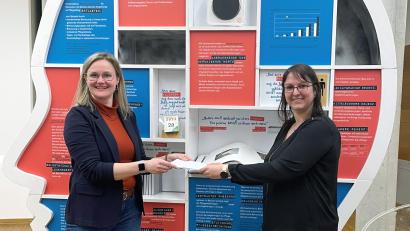 Bild: LfP/Linda Hartmann/exb
Sarah Lebek (rechts) übergibt die Spende an Kathrin Fischer als Vertreterin der Geschäftsstelle des Bayerischen Demenzfonds.