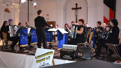Bild: jr
Unter der Leitung von Dr. Silke Polata musizierten 18 Akkordeonisten in der Aula des Klosters Waldsassen. In dem mehr als zweistündigen Konzert kamen Stücke von Johann Sebastian Bach ebenso zu Gehör wie Popsongs von Abba.