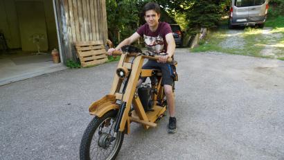 Bild: kaz
Peter Gmeiner ist 17 Jahre und kommt aus Liebenstein. In seiner Freizeit hat der Schreiner-Azubi ein Moped mit 4,5 PS gebaut - aus Holz und Teilen vom Schrottplatz.