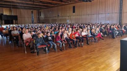 Bild: AOK Bayern/exb
800 Schüler aus neun Schulen aus Tirschenreuth und Umgebung sahen sich im Kettelerhaus ein Theaterstück zum Thema Nachhaltigkeit an. Veranstalter war die AOK.