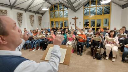 Bild: Kunz
Chorleiter Piotr Pajak gibt den Ton vor. Fleißig proben alle Beteiligten für das große Kirchenkonzert in St. Josef am 25. November.