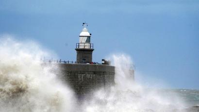 Bild: Gareth Fuller/PA Wire/dpa
Wellen schlagen vor dem Leuchtturm an die Hafenmauer in Folkstone.