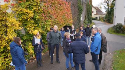 Bild: fvo
Die Kommission schaut sich bei der Dorfbegehung im herbstlich gefärbten Albersrieth ganz genau um.