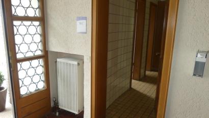Bild: rn
Diese Toilette neben dem Westeingang des Rathauses soll künftig auch an Wochenenden geöffnet sein.