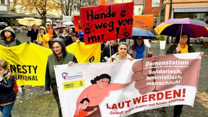 Bild: Gabi Schönberger
Ein Zeichen setzen gegen die Gewalt an Frauen Kindern – das wollten die Teilnehmer einer Demonstration, die am 2. November durch Weiden zog.