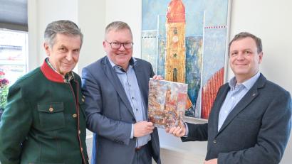 Bild: Simon Hauck, Stadt Amberg/exb 
Den ersten Lions-Adventskalender bekam traditionell der Amberger Oberbürgermeister Michael Cerny (Mitte) aus den Händen des amtierenden Club-Präsidenten Armin Müller (links) und des Vorsitzenden des Lions-Hilfswerks, Andreas Herrmann (rechts).