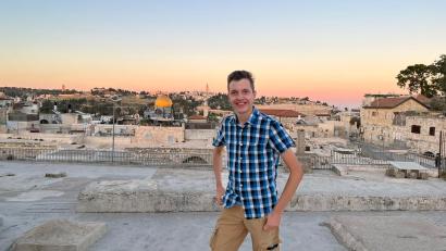 Bild: Maximilian Pecher/exb
Dreimal besuchte Maximilian Pecher das Land Israel. Das Bild zeigt ihn während seiner Zeit als Freiwilliger (Volunteer) in Jerusalem. Der Krieg seit dem Überfall der Hamas am 7. Oktober bestürzt den 23-jährigen Tirschenreuther. Daher will er der sozialen Organisation ADI mit Spenden helfen.